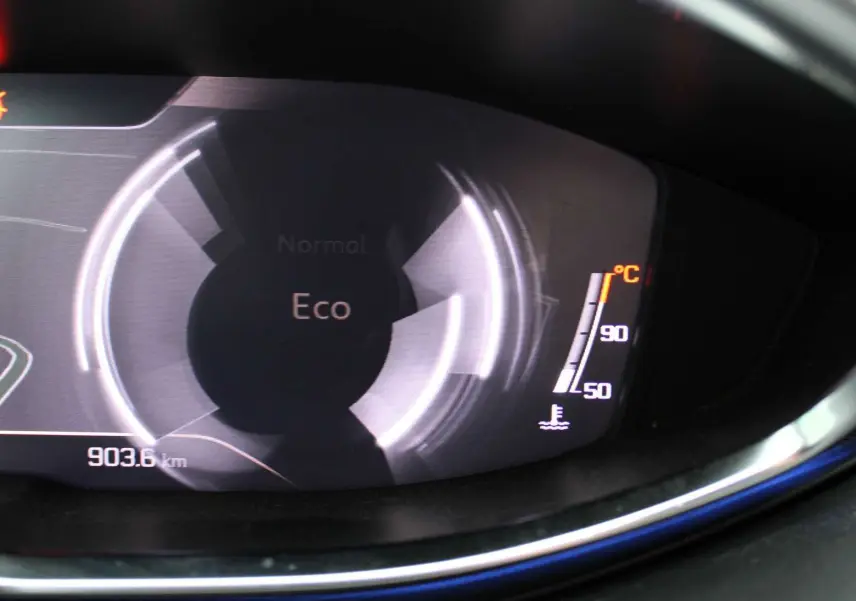 Affichage numérique du tableau de bord du Peugeot 3008 2025 montrant le mode Eco et la température moteur.