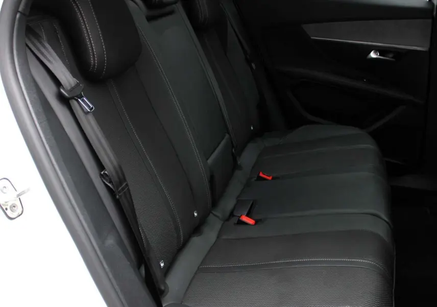 Vue intérieure côté gauche montrant la banquette arrière en cuir noir du Peugeot 3008 GT blanc nacré 2025 avec finitions soignées.