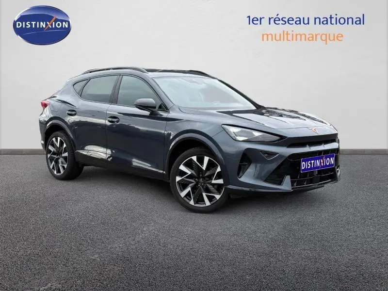 Vue 3/4 avant d'un CUPRA Formentor 1.5 eTSI Hybrid 2025 en gris magnétique mat avec jantes alliage distinctives.