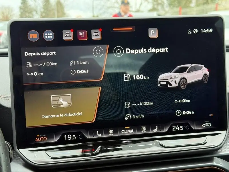 Écran tactile intérieur affichant les données de conduite du CUPRA Formentor gris magnétique mat, vue frontale virtuelle du véhicule.