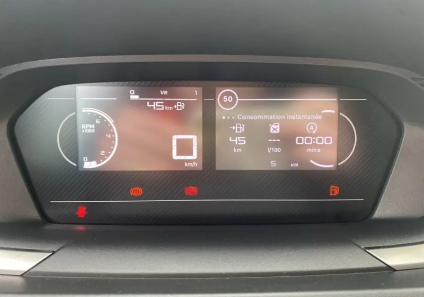 Affichage numérique du combiné d'instruments du Peugeot Partner 2024 montrant vitesse, consommation et alertes.