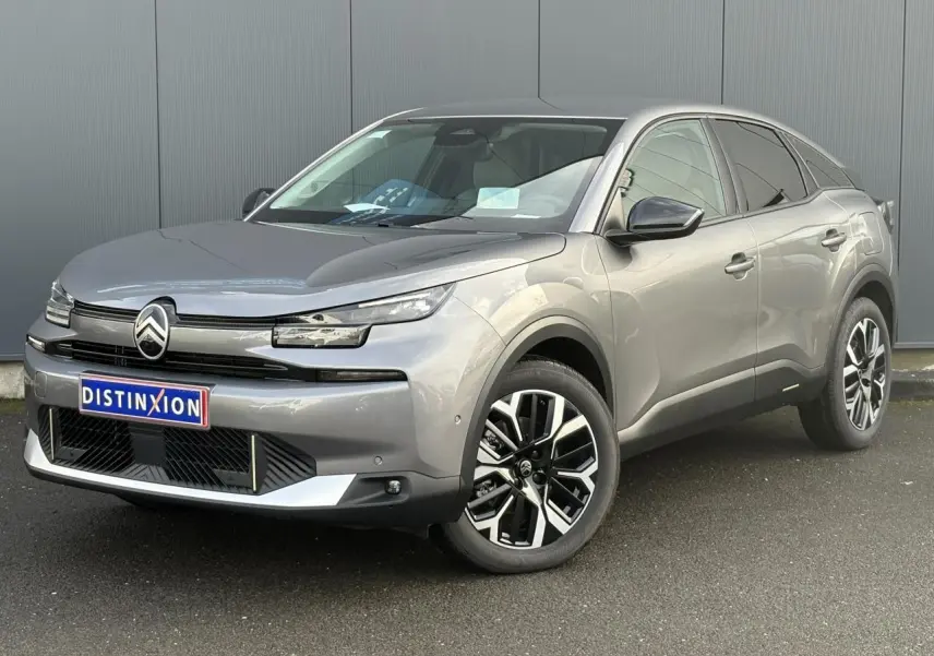 Citroën C4 Hybrid gris Mercury vue 3/4 avant droit, avec jantes alliage 18'' diamantées et calandre noire.