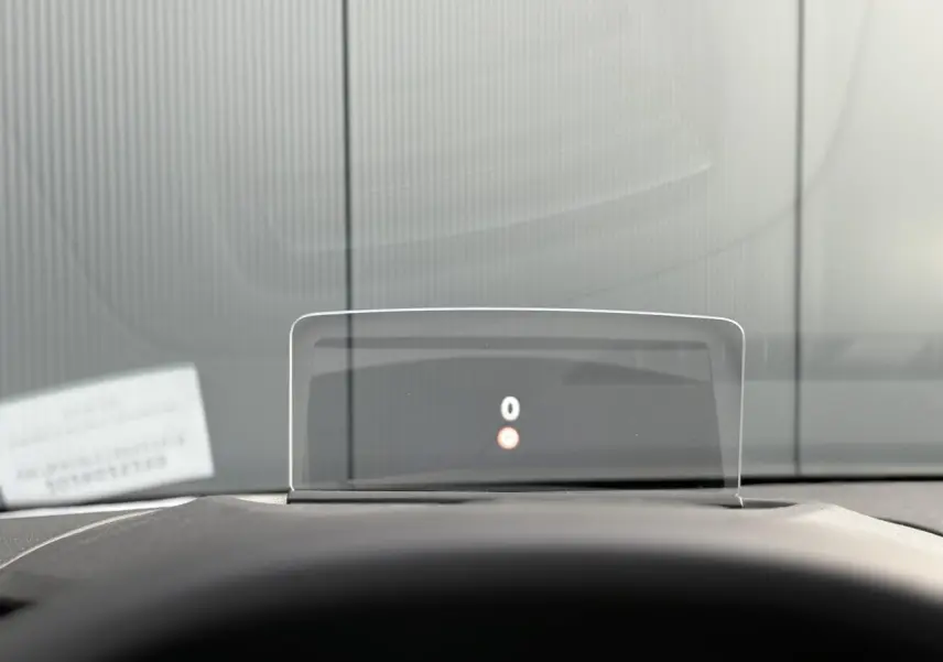 Affichage tête haute numérique montrant un compteur à zéro dans le tableau de bord d'une Citroën C4 Hybrid 145 e-DSC6 Max.