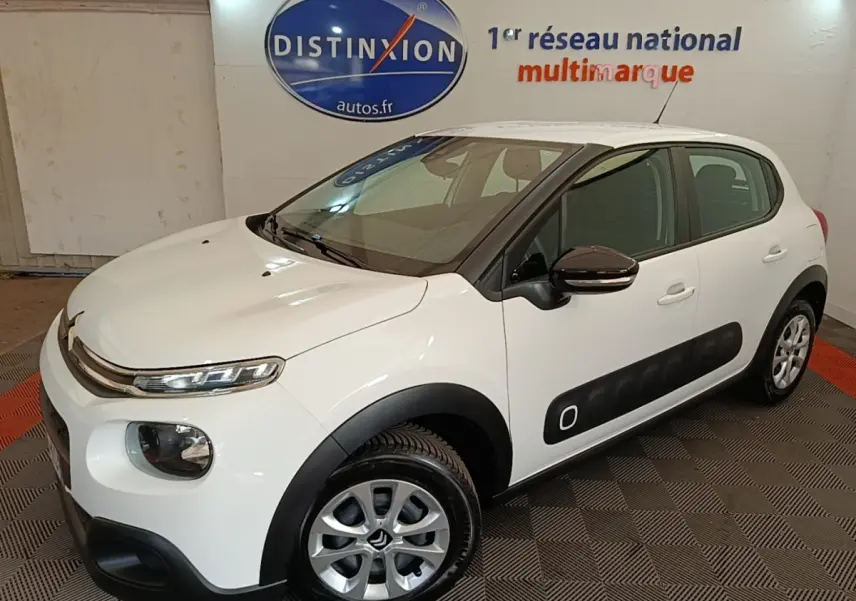Citroën C3 blanc vue 3/4 avant droit, avec protections latérales noires et jantes alliage.