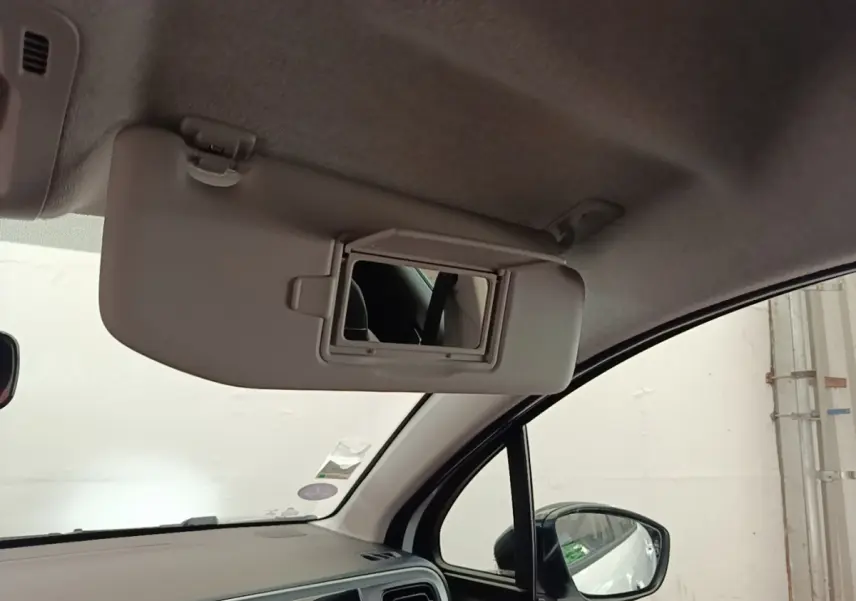 Vue intérieure du pare-soleil côté conducteur avec miroir intégré sur Citroën C3 blanc, version 2019.
