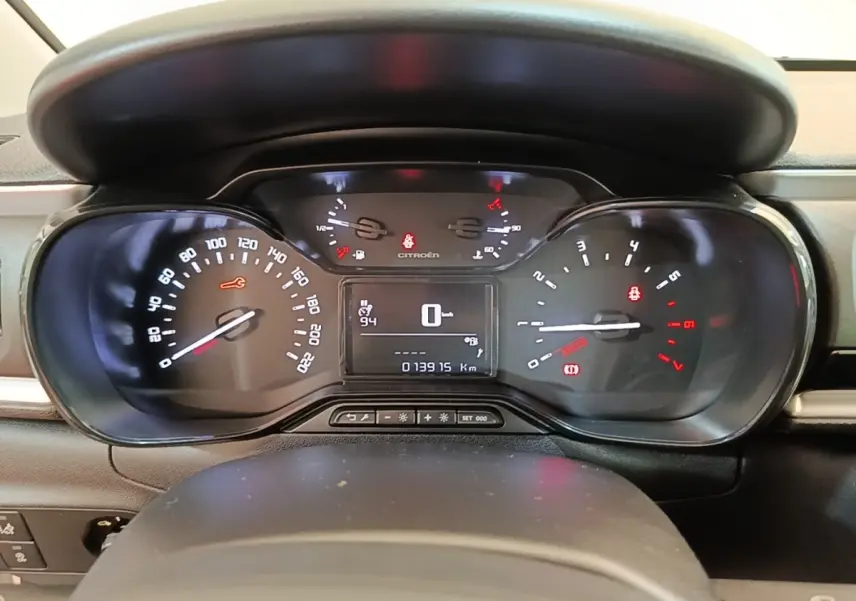Vue rapprochée du tableau de bord de la Citroën C3 PureTech 110, affichage numérique et compteurs analogiques.