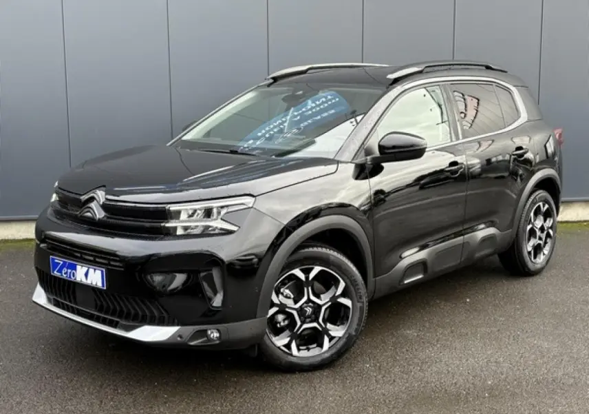 Citroën C5 Aircross Hybrid noir Perla vue 3/4 avant droit avec jantes alliage et barres de toit noires.