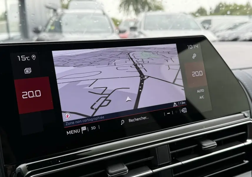 Écran tactile GPS 10 pouces du Citroën C5 Aircross Hybrid 2025, affichant une carte et la température intérieure.