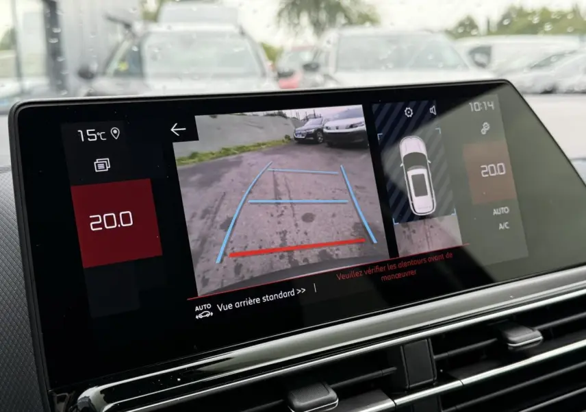 Écran tactile du tableau de bord du Citroën C5 Aircross Hybrid noir montrant la caméra de recul et la température intérieure.