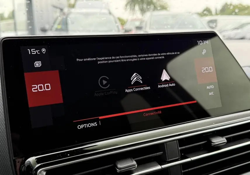Écran tactile 10 pouces du tableau de bord du Citroën C5 Aircross Hybrid noir, affichant les options connectivité et température.