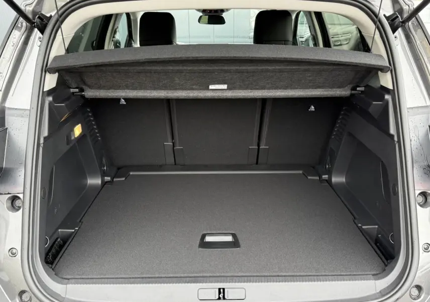 Coffre ouvert vu de l'arrière d'un Citroën C5 Aircross noir Perla, espace de chargement propre et modulable.