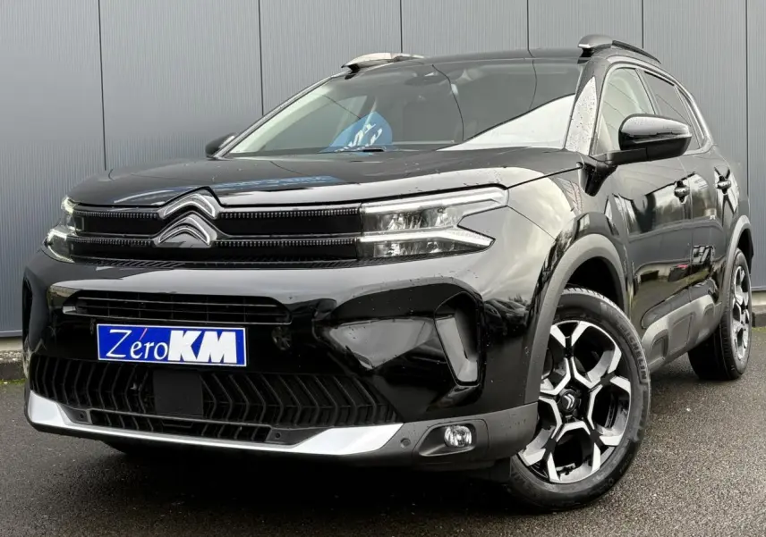 Citroën C5 Aircross Hybrid noir Perla en 3/4 avant droit, avec jantes alliage bi-ton et barres de toit noires.