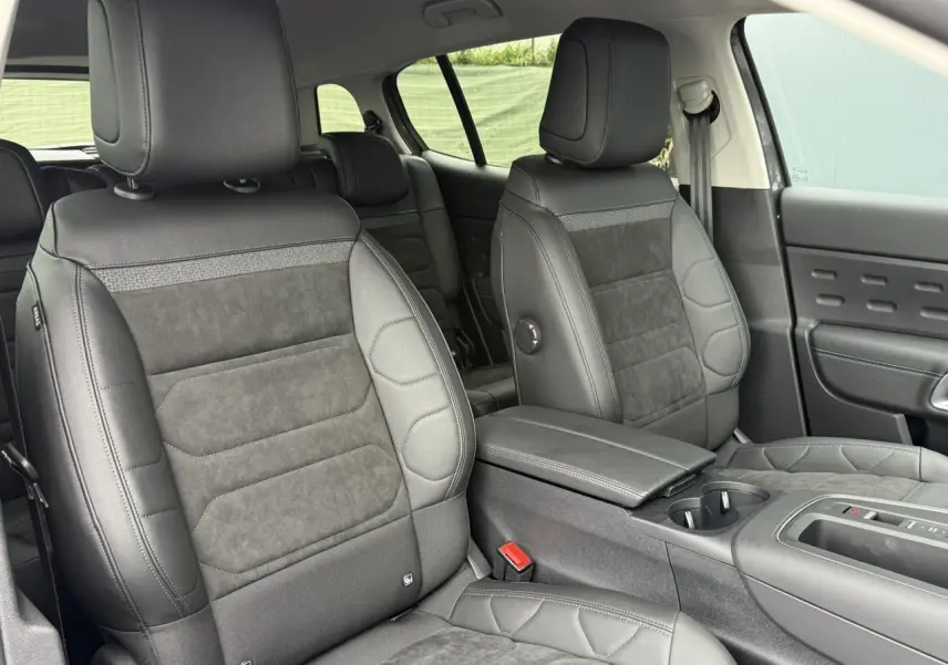 Intérieur avant du Citroën C5 Aircross Hybrid noir Perla, sièges Urban Black en Alcantara et cuir noir, console centrale visible.