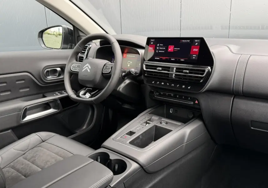 Intérieur avant droit du Citroën C5 Aircross Hybrid noir avec tableau de bord numérique et écran tactile 10 pouces.