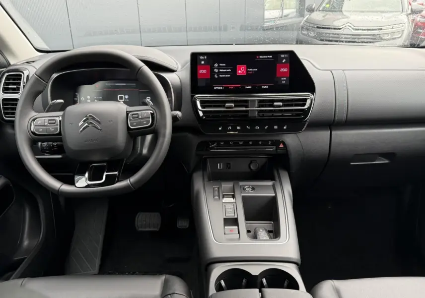 Habitacle noir du Citroën C5 Aircross Hybrid 2025, vue frontale sur le volant, tableau de bord et écran tactile 10 pouces.