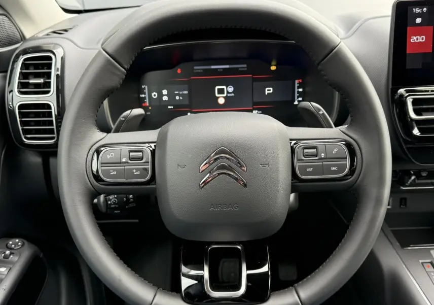 Volant cuir noir avec commandes intégrées et tableau de bord numérique du Citroën C5 Aircross Hybrid 2025.