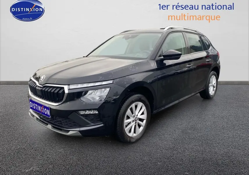 SKODA KAMIQ noir vue 3/4 avant droit avec calandre chromée et jantes alu sur fond neutre.
