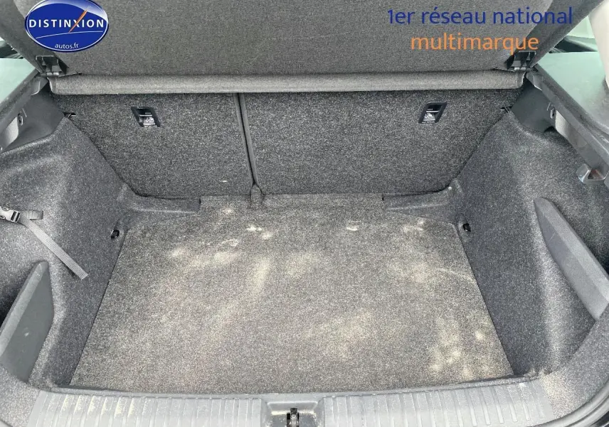 Coffre ouvert vu de l'arrière d'un Skoda Kamiq noir 2025, montrant un espace de chargement vide et tapissé gris.