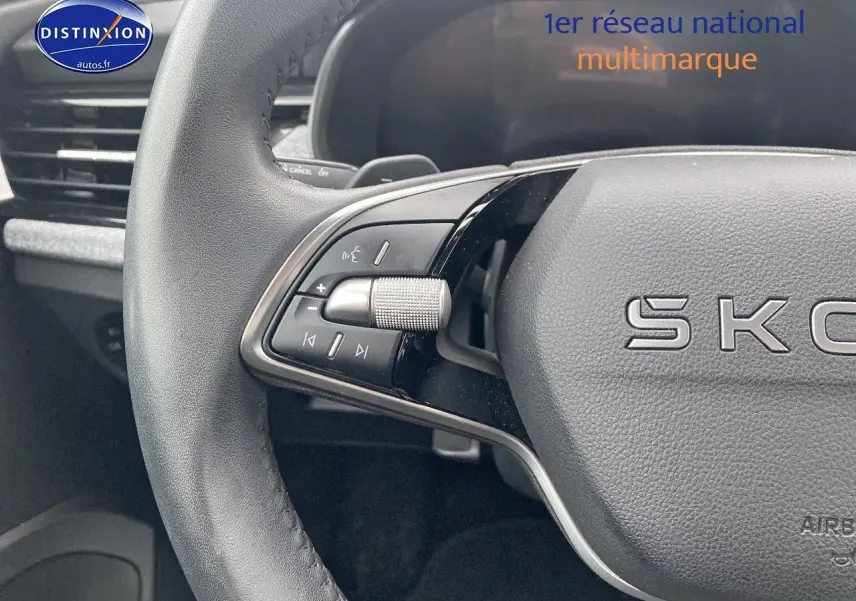 Gros plan sur le volant cuir noir multifonction du Skoda Kamiq 2025 avec commandes audio intégrées.