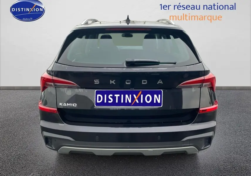 Vue arrière d'un Skoda Kamiq noir 2025 avec feux arrière LED et barres de toit argentées visibles.