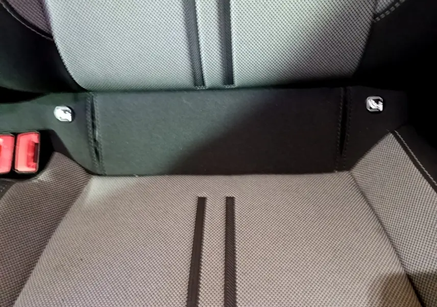 Gros plan sur la banquette arrière grise et noire du SEAT LEON 2022 avec attaches Isofix visibles.