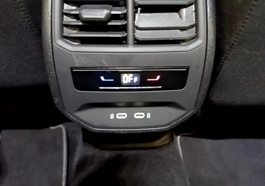 Détail de la console arrière de la SEAT Leon 2022 gris foncé avec commandes climatisation et ports USB-C.