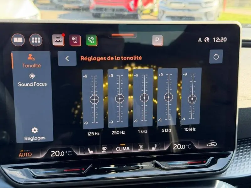 Écran tactile central du CUPRA Formentor 2025 en noir Minuit, affichant les réglages de tonalité audio.