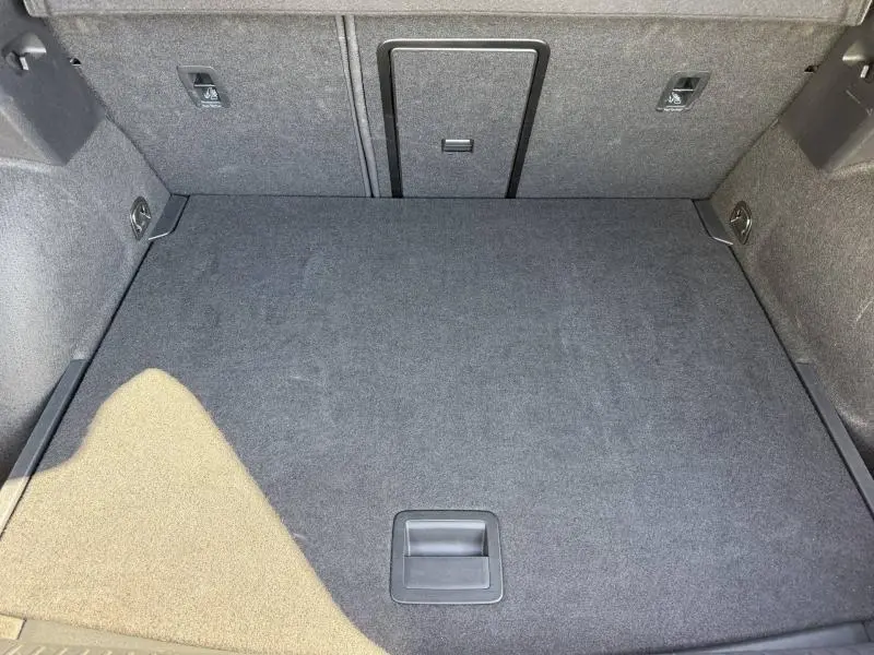 Vue intérieure du coffre spacieux et tapissé de tissu gris foncé du CUPRA Formentor 1.5 eTSI Hybrid 2025.