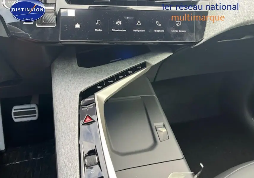 Vue intérieure centrée sur la console centrale et l'écran tactile du Peugeot 3008 gris titane, version hybride 2025.