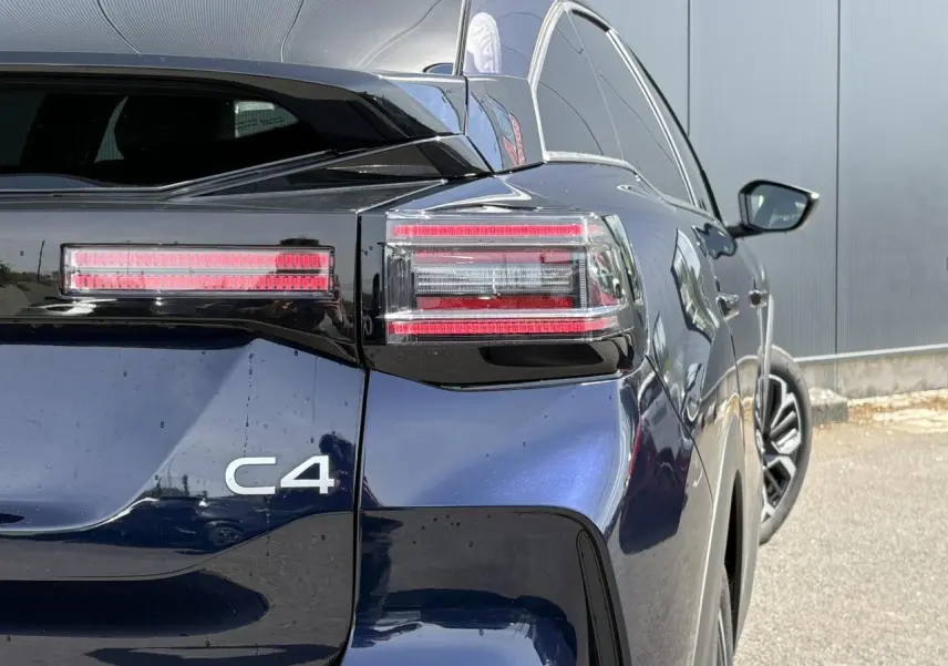 Vue arrière droite du Citroën C4 Hybrid 2025 en Bleu Eclipse avec feux arrière LED et jantes alliage 18 pouces.