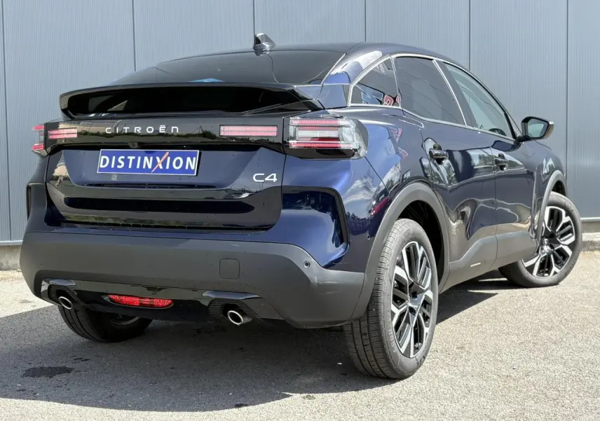 Vue 3/4 arrière droite d'une Citroën C4 bleu Eclipse avec feux LED et jantes alliage 18 pouces.