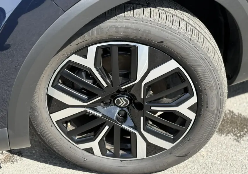 Gros plan sur la jante alliage 18'' diamantée noire et argentée du côté gauche d'une Citroën C4 Bleu Eclipse.
