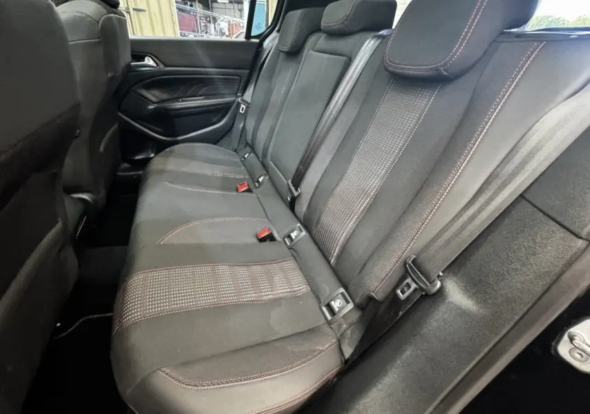 Vue intérieure côté droit sur la banquette arrière noire avec surpiqûres rouges de la Peugeot 308 GT Line 2018.