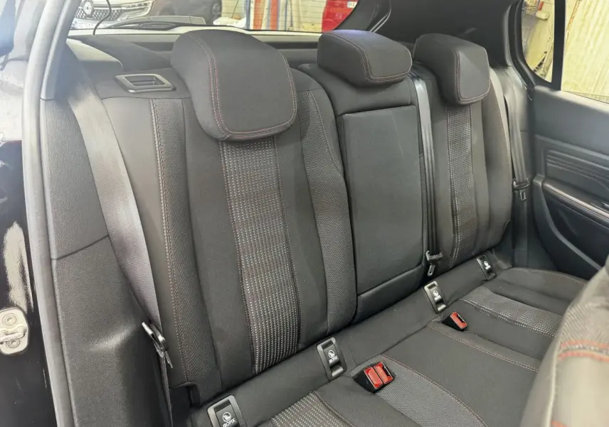 Vue intérieure de la banquette arrière noire avec surpiqûres rouges du Peugeot 308 GT Line 2018, côté droit.