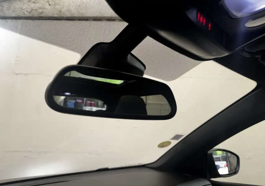 Vue intérieure du rétroviseur central et du côté droit de la Peugeot 308 noire, avec pare-brise et ciel de toit visibles.