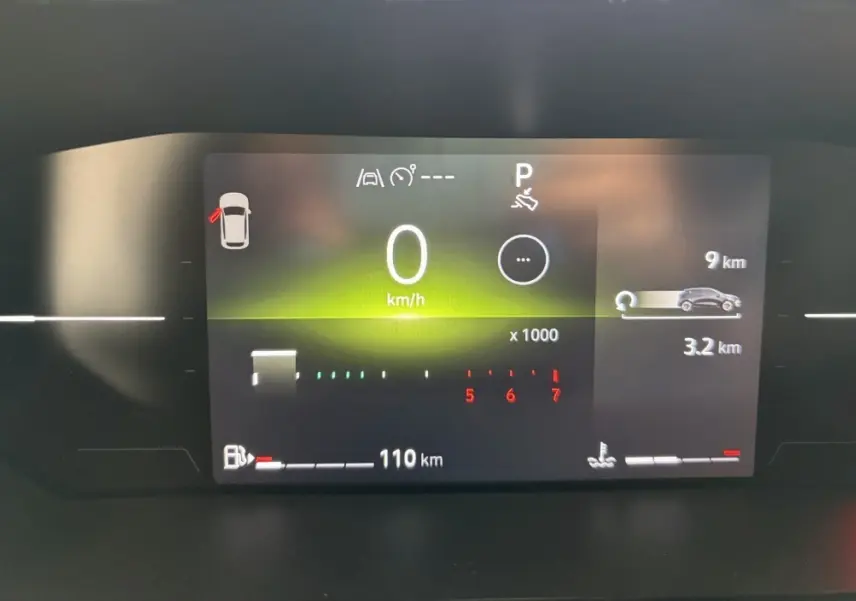 Tableau de bord numérique de Renault Clio 2026 affichant 0 km/h, 110 km d'autonomie essence et indicateur de porte ouverte.