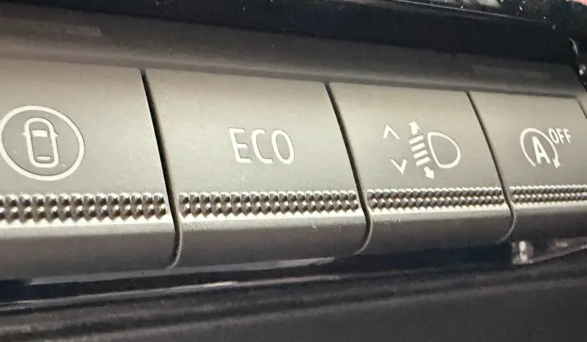 Gros plan sur les boutons de commande intérieurs d’une Renault Clio blanche 2026, version evolution TCe 115 ch.