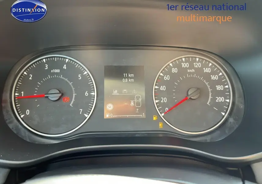 Tableau de bord de Dacia Sandero 2025 montrant compte-tours, vitesse et écran central avec alertes et indicateurs.