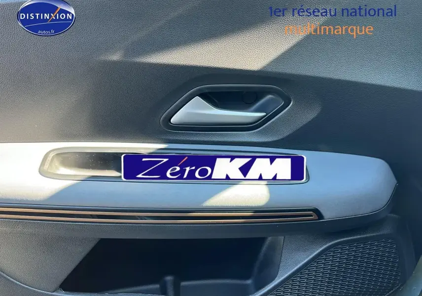 Poignée intérieure côté droit de la porte avant d'une Dacia Sandero 2025, finition Stepway Extreme, avec insert gris clair.