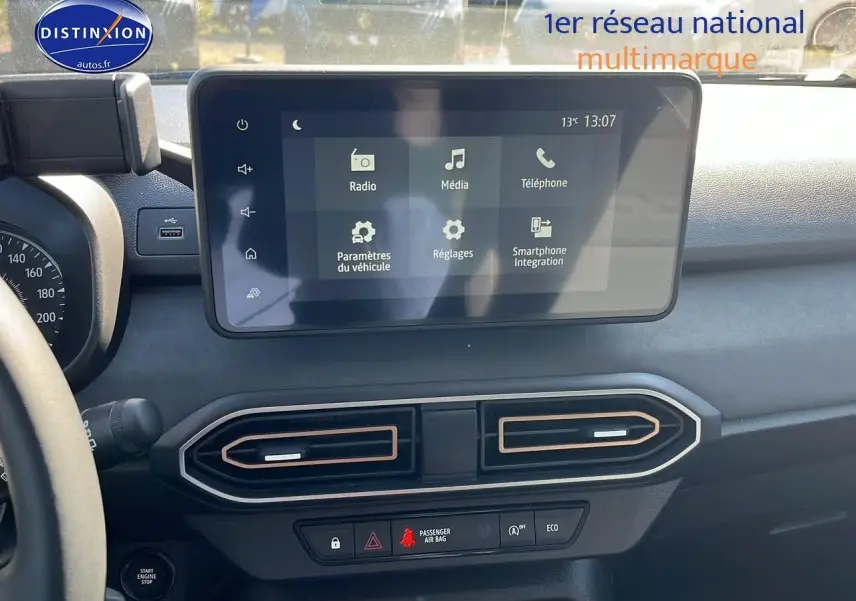 Tableau de bord de Dacia Sandero 2025 avec écran tactile et aérateurs stylisés vus de face côté conducteur.