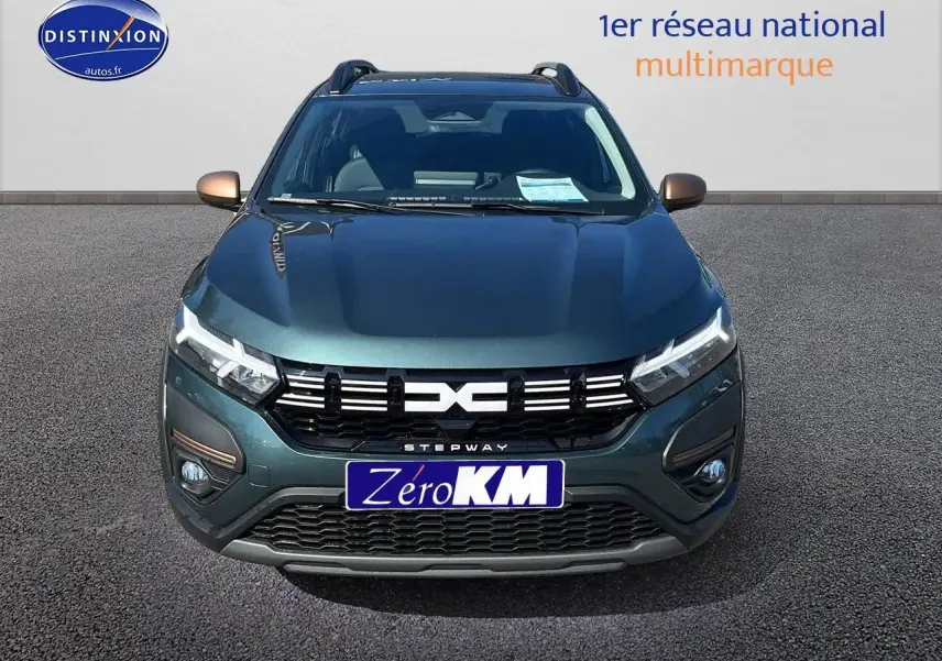Vue frontale d'une Dacia Sandero Stepway 2025 vert cèdre avec rétroviseurs cuivrés et calandre noire distinctive.