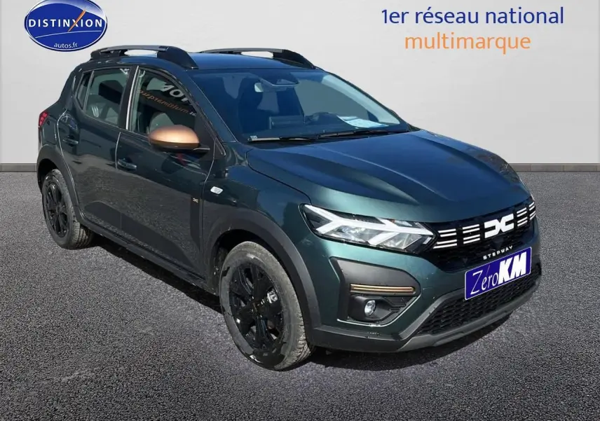 Vue 3/4 avant droite d'une Dacia Sandero Stepway 2025 vert cèdre avec rétroviseurs cuivrés et jantes noires.