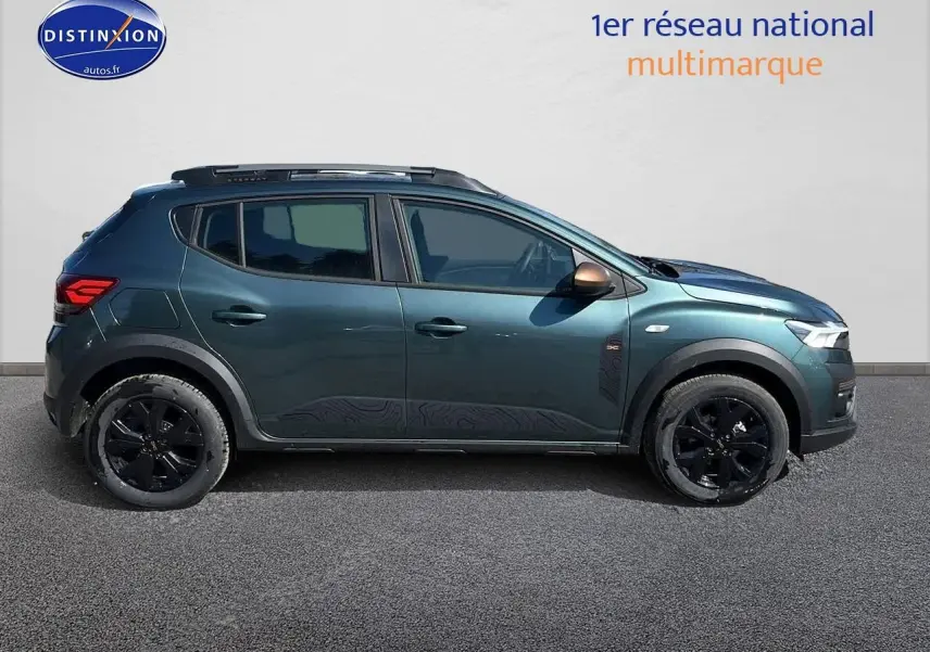 Profil latéral droit d'une Dacia Sandero Stepway 2025 vert cèdre avec jantes noires et barres de toit.