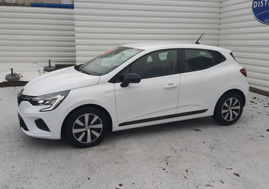 Renault Clio V blanche vue de profil côté gauche, avec jantes noires et détails noirs sur les rétroviseurs et bas de caisse.