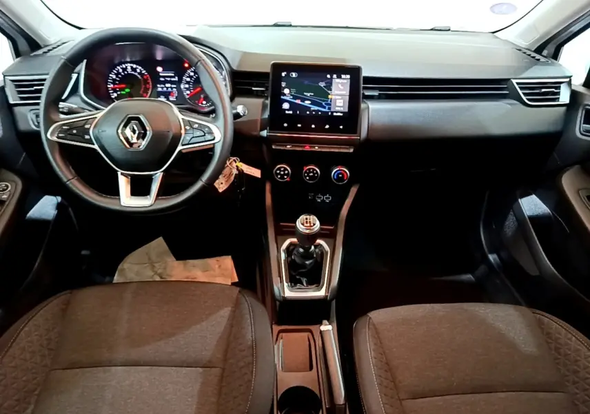 Vue intérieure avant de la Renault Clio Business blanche 2021, avec tableau de bord numérique et écran tactile central.