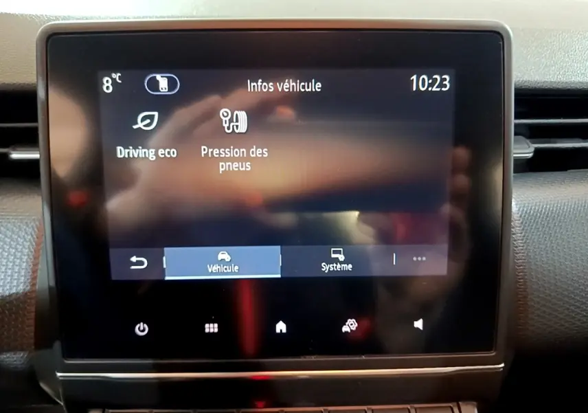 Écran tactile central de la Renault Clio Business blanc 2021 affichant les infos véhicule et pression des pneus.