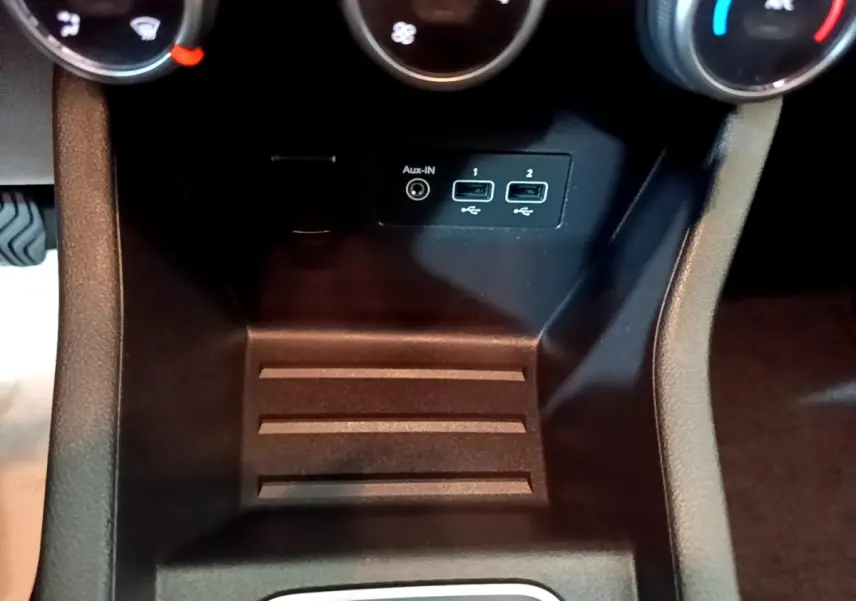 Vue rapprochée du compartiment central noir avec prises USB et Aux-IN de la Renault Clio Business blanche de 2021.