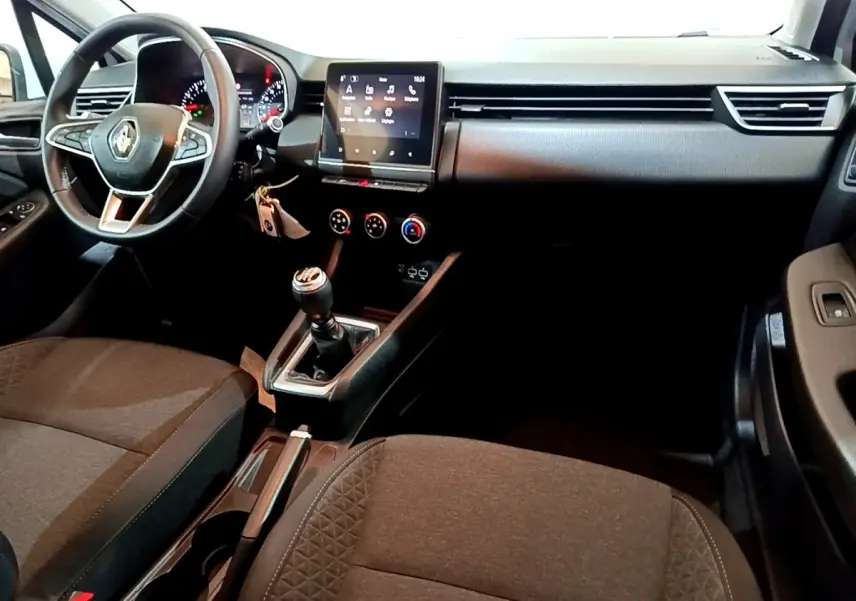 Intérieur de Renault Clio Business 2021 vu côté conducteur, tableau de bord moderne avec écran tactile et boîte manuelle.