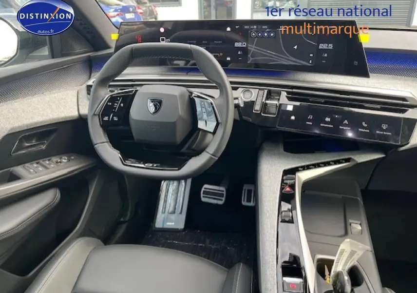 Vue intérieure avant centrée sur le volant cuir multifonction et le tableau de bord numérique du Peugeot 3008 gris Artense.