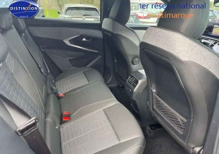 Vue intérieure arrière du Peugeot 3008 gris artense, montrant les sièges arrière en cuir et tissu avec appuis-tête.